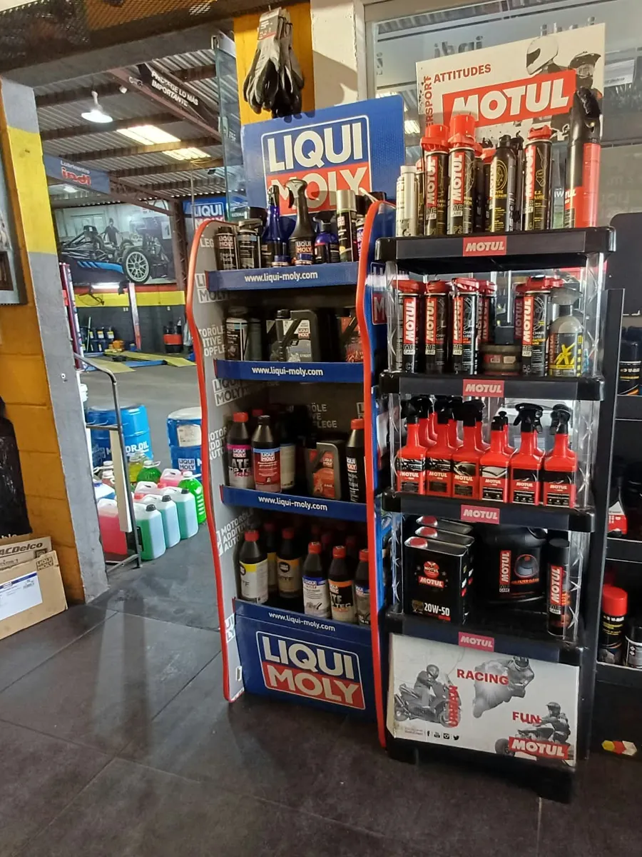 Exhibidor de aditivos Liqui Moly y Motul en Indi