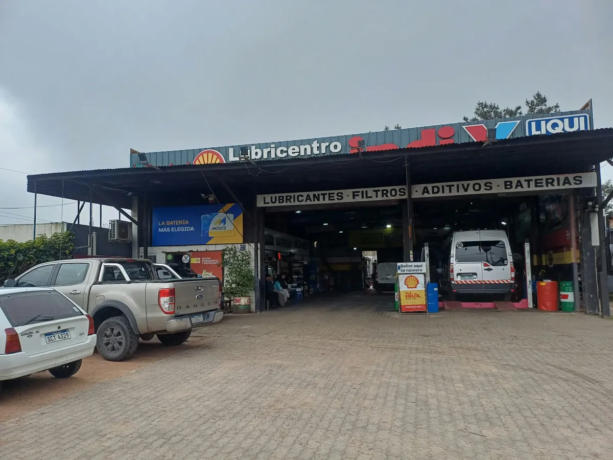Entrada al lubricentro desde Av. Giannattasio